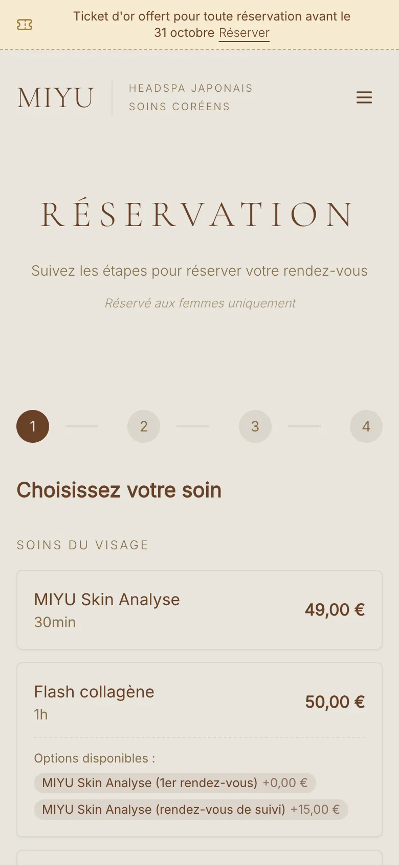 La réservation en étapes : soin, options, date et heure, coordonnées. Version mobile.
